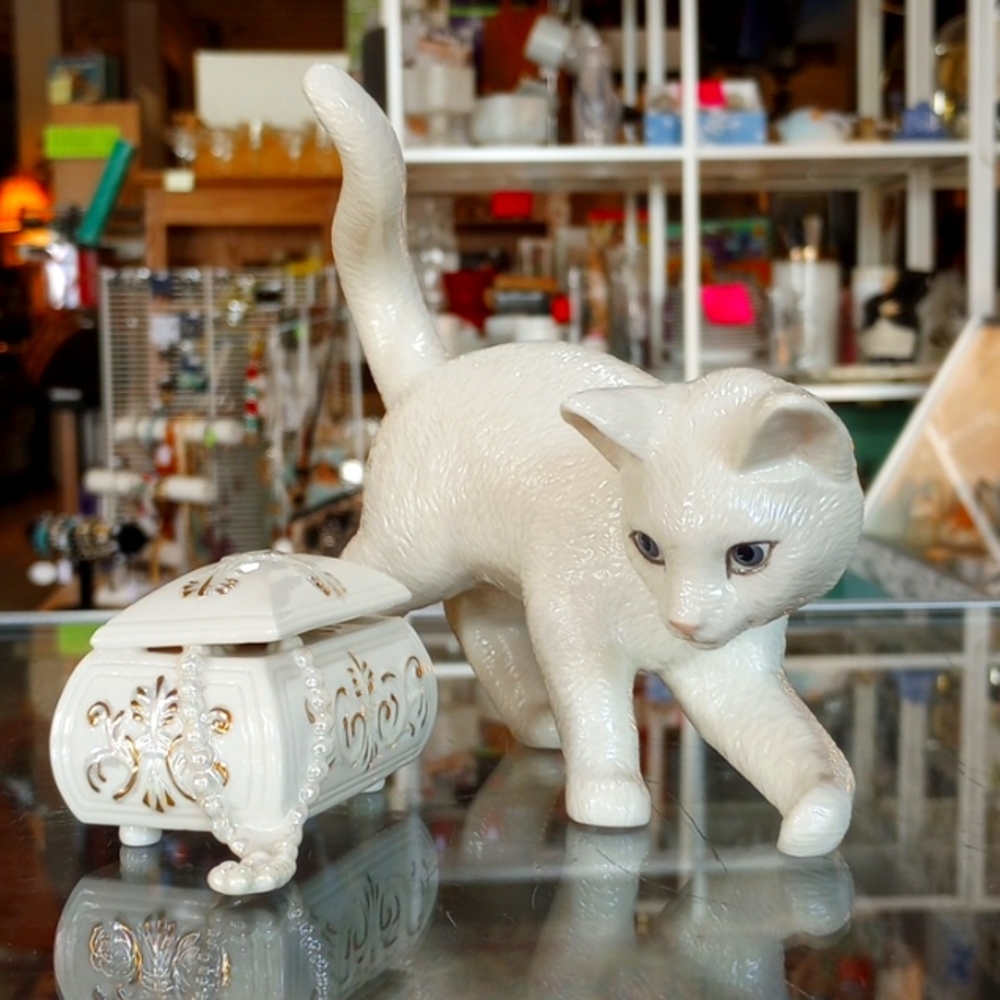 Vintage Lenox cat playing with pearls